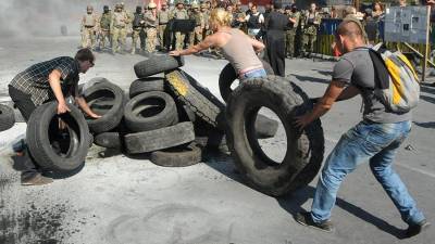 На Украине предложили начинать уроки в школах со сжигания шин