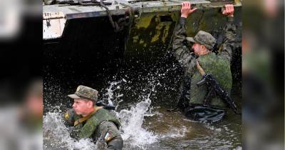 В России во время военных учений обрушился мост, есть пострадавшие