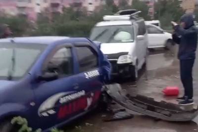 В Улан-Удэ уснувший водитель протаранил машину автошколы