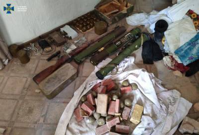 На Донбассе обнаружен крупный тайник боевиков с боеприпасами и взрывчаткой