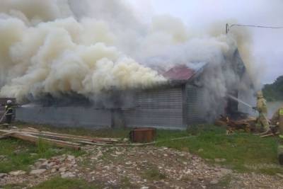 В Ивановской области загоревшиеся сараи тушили 19 человек