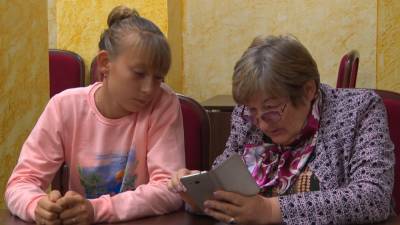 В Холмске "внучки" учат "бабушек" пользоваться смартфонами