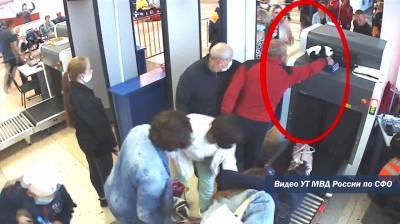 Кража телефона в кемеровском аэропорту попала на видео