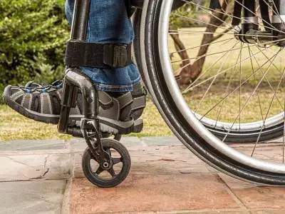 В Госдуму вносят законопроект о выплатах для ухаживающих за инвалидами