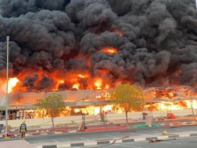 На рынке в ОАЭ вспыхнул сильнейший пожар