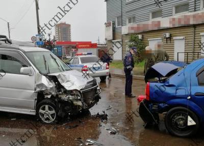 В Улан-Удэ водитель минивэна уснул за рулём и протаранил учебный автомобиль