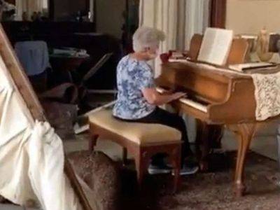 Бабушка играет на пианино в разрушенной от взрыва квартире в Бейруте