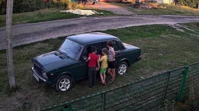 Глас народа | В Кузнецке ребенок залез на автомобиль и повредил его