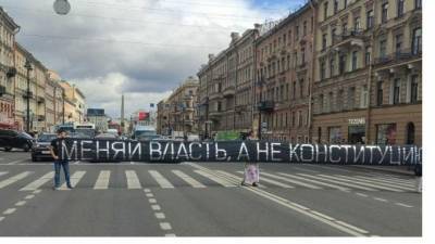 В Петербурге задержали активиста за растянутый на Невском протестный баннер
