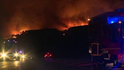 Мощные природные пожары пылают на юге Франции