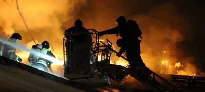 Ночью спасатели вывели жильцов из горящего дома в Карелии