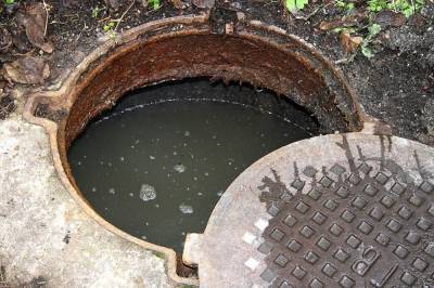 Трое людей в Киевской области умерли от отравления во время чистки канализации