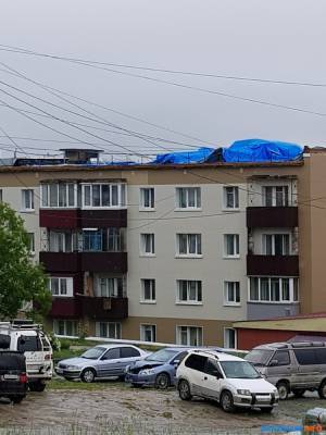 Жильцы одного из домов в Долинске остаются с "голой" крышей перед тайфуном