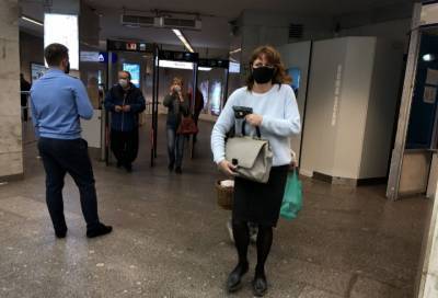 В метро Петербурга проверяют наличие масок у пассажиров