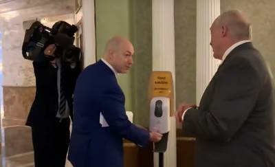 Перед встречей с Гордоном Лукашенко вымыл руки санитайзером