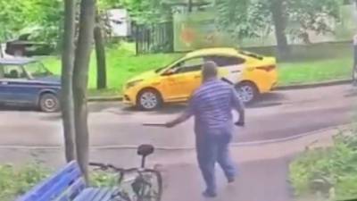 Мужчина с ножом гонялся за девушкой на востоке Москвы