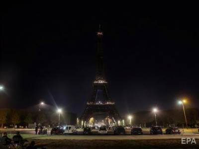 В Париже погасили огни Эйфелевой башни в память о жертвах в Бейруте. Видео