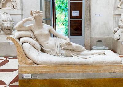 Турист повредил 200-летнюю скульптуру в музее, сев на нее ради фото