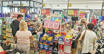 ФОТО: Жители Литвы в последние дни перед введением изоляции штурмуют магазины в Польше