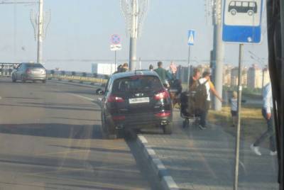В Воронеже на Чернавском мосту автомобиль едва не въехал в толпу людей
