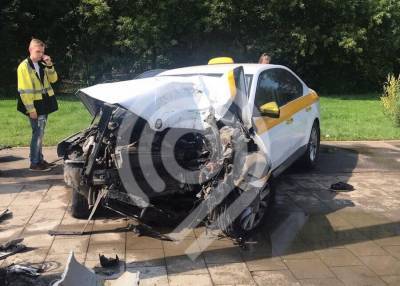 Водитель и пассажир такси пострадали в аварии на севере Москвы