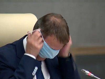 Мэр Барнаула попытался надеть маску на глаза вместо очков