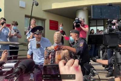 У Люблинского суда псевдо-полицейский перерезал горло манекену