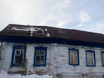 «Каждый день в страхе, что крыша рухнет»: Многодетная семья из Башкирии опасается обвала аварийного жилья