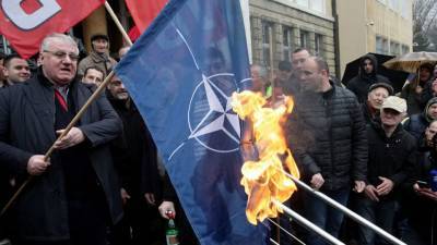 Альянс «агрессоров и преступников»: в Белграде жгут флаги НАТО
