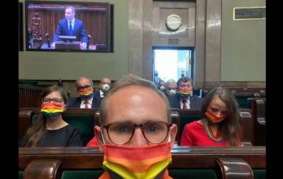 На присяге президента Польши депутаты устроили «гей-маскарад»