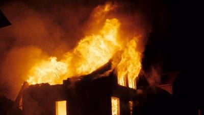 Жильцов многоквартирного дома под Красноярском разбудил сильный пожар