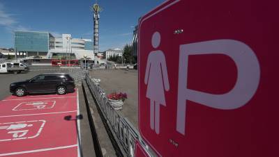 Прокуратура сочла сексизмом появление «женской парковки» у ЦУМа в Казани