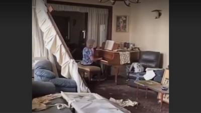 Жительница Бейрута сыграла на пианино в разрушенном доме