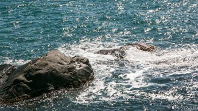 «Ничем не отстирывается»: туристы завили о непонятной субстанции в воде у Южного берега Крыма