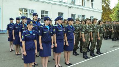 Военными летчицами захотели стать 64 девушки