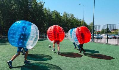 В Тюмени в период пандемии играют в футбол в шарах