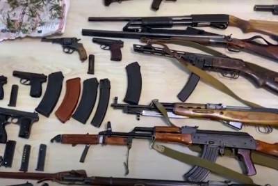 ФСБ задержала в Петербурге членов банды торговцев оружием