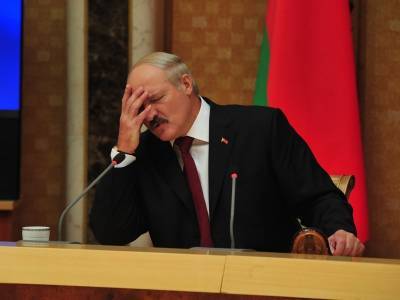 Лукашенко утверждает, что ему "подкинули" коронавирус