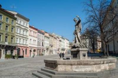 В центре Львова 40-летний мужчина на глазах у прохожих помыл половой орган в фонтане (видео)