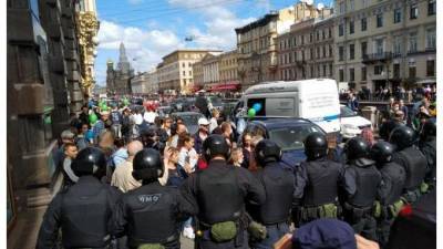 Петербургский омбудсмен попросил полицию оценить свои действия на акциях в поддержку хабаровчан