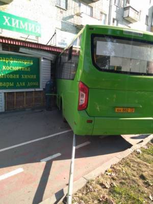 В Тюмени автобус влетел в жилой дом, протаранив машины и магазин