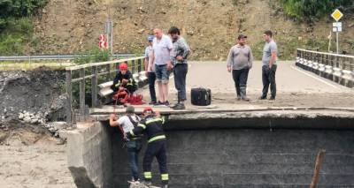 Грузинские спасатели активно помогают пострадавшему от наводнения населению Рачи