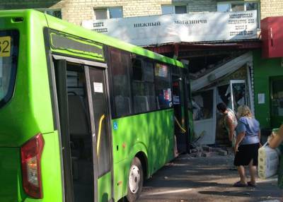 Автобус врезался в книжный магазин в Тюмени