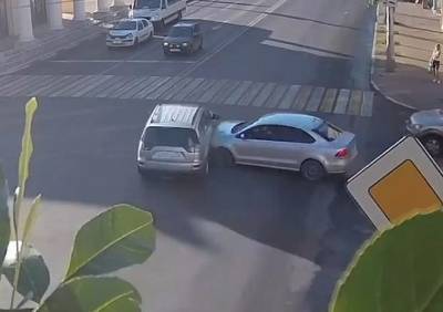 На видео попал момент ДТП с легковушкой и внедорожником в центре Рязани