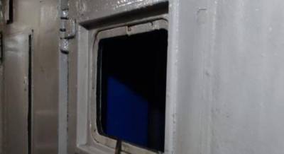 Пьяный пассажир поезда ночью угрожал полиции ножом и разбил стекло: его задержали (фото)