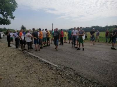 В Ивано-Франковской области люди бессрочно перекрыли дорогу – полиция