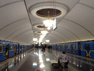 В Киеве пьяный мужчина упал на рельсы метро