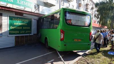 Автобус въехал в книжный магазин в Тюмени
