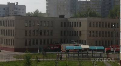 Во время пожара в чебоксарской школе пострадал завхоз, пытавшийся потушить огонь