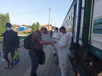 Узбекистан начал вывоз поездами своих граждан, скопившихся на российско-казахской границе. Фото